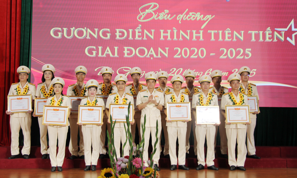   Bắc Giang biểu dương 80 điển hình tiên tiến trong phong trào thi đua vì an ninh Tổ quốc